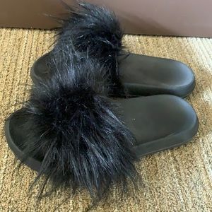 💫CLOSING SALE💫 boutique fuzzy slides-worn once
